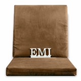 hneda_poduska_na_zidli_emi
