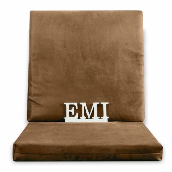 hneda_poduska_na_zidli_emi