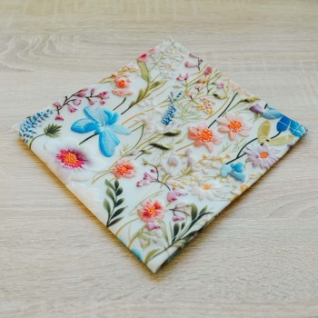 ubrus_s_kvety_aurelin_na_stol