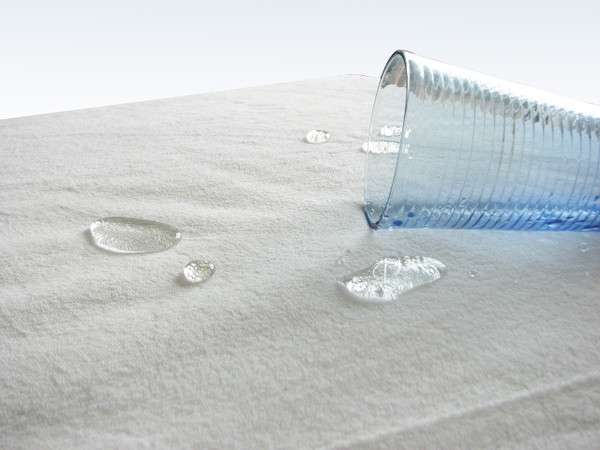 polštář s nepromokavým povlakem