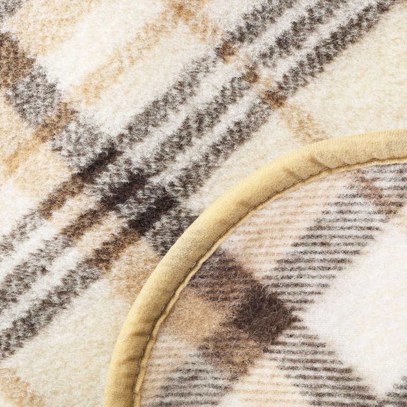 Merino_prikryvka_s_karovaym_vzorem