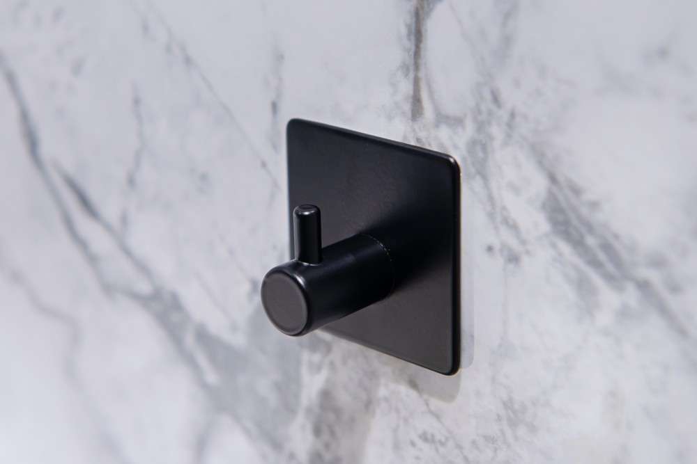 cerny_vesak_na_zed_awd