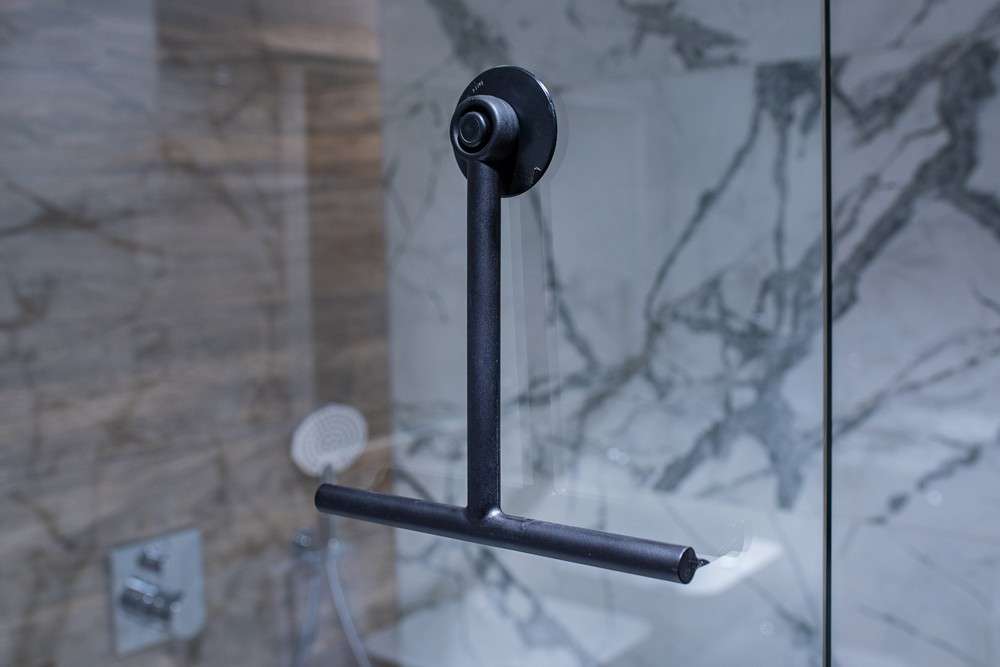 sterka_na_sklo_cerna_awd