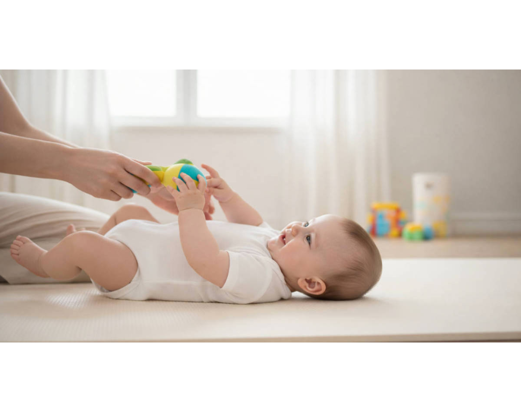 JAKÉ HRY NA PODLAZE POMÁHAJÍ DÍTĚTI ZPEVNIT BŘÍŠKO?