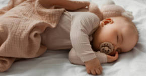 JAK MÁ NOVOROZENEC SPÁT V POSTÝLCE?
