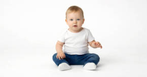 JAK SPRÁVNĚ NAUČIT DÍTĚ SEDĚT? MYSLÍME NA ZDRAVOU PÁTEŘ.